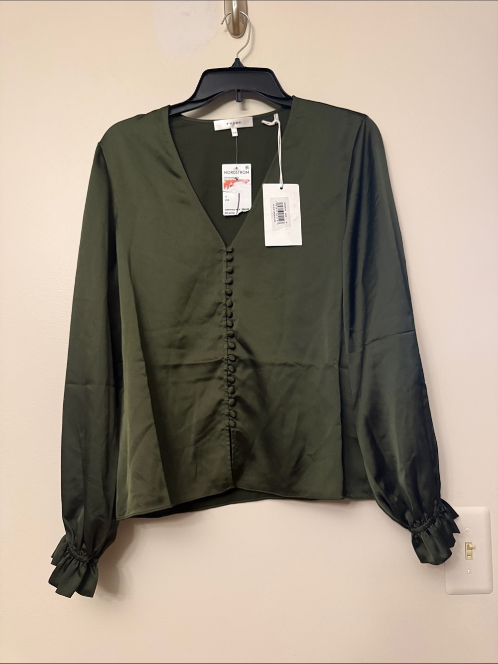 Frame slim V-Neck Blouse in military green